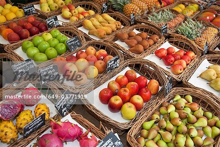 Divers fruits présentés sur un marché Divers fruits présentés sur un marché