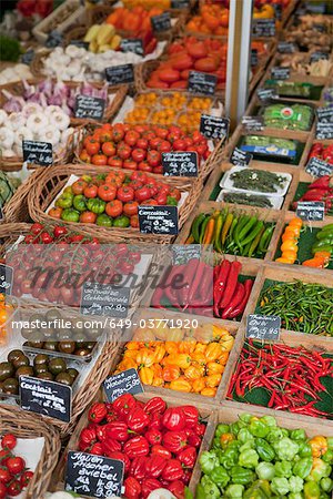 Divers légumes présentés sur un marché