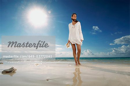 Femme qui marche sur la plage