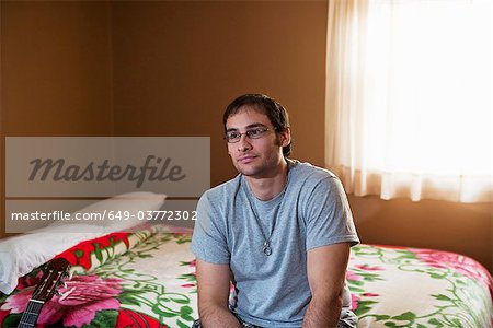 Homme assis sur le lit