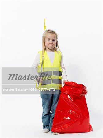 Fille avec des engins de nettoyage