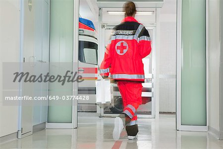 Rückseite des Rettungssanitäter eilen in hall