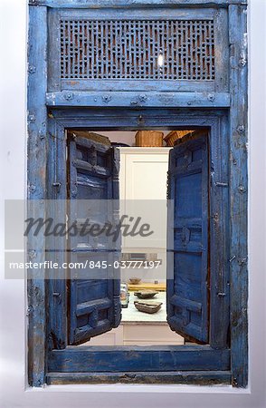 Open iranian style hatch to kitchen.