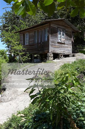 Grenada. Hölzerne Hütte ausgeglichen prekär zu Blöcken von steilen Steigung.
