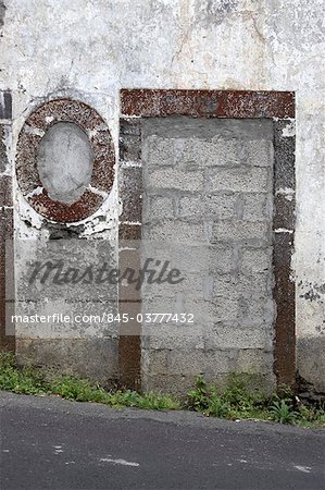 Madeira. Blockierte Tür und Fenster in stillgelegten Gebäude