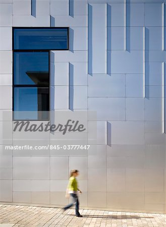 Figure féminine en passant devant la façade recouvert de pierre angulaire Arts Centre, Didcot. Architectes : Architectes de Ellis Williams
