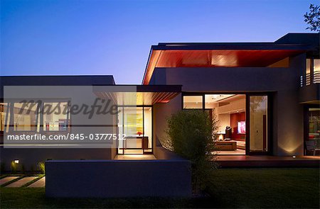 Exterior dusk shot of a modern one storey house, California. Architects: SWATT Architects