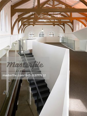 Multi-geschossiges offene Büroflächen in einer renovierten Kapelle. Architekten: OMI Architects