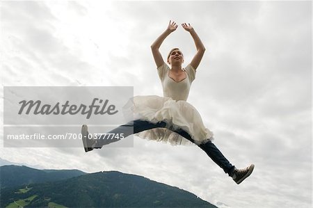 Fille portant Ballerina Dress sautant en l'Air
