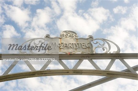 Céder la petite passerelle au-dessus de la rivière Salzach, Salzbourg, Autriche