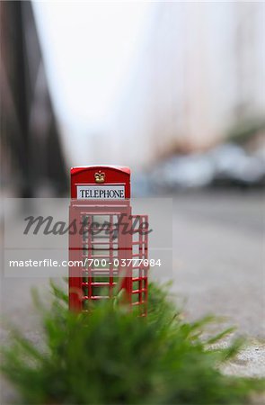 Cabine téléphonique miniature dans la rue