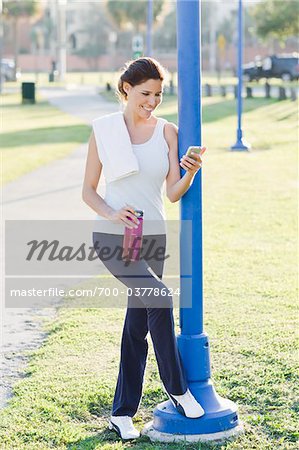 Femme portant des vêtements d'exercice avec téléphone portable