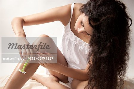 Junge Frau rasieren Beine