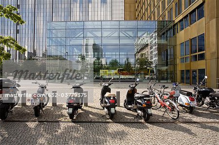 Deutschland, Berlin, Mofas geparkt in der Frontseite des Axel Springer Verlags