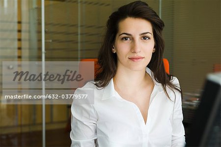 Femme d'affaires confiante, portrait