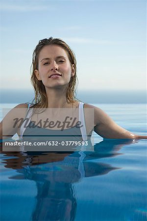 Femme détente dans l'eau, portrait