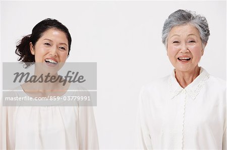Mère et fille adulte rire ensemble