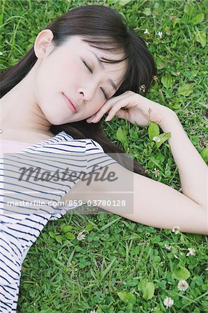 Femme couchée dans un champ herbeux