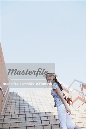 Jeune femme marche escalier