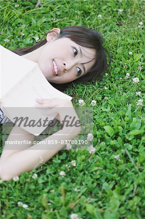 Jeune femme sur terrain herbeux