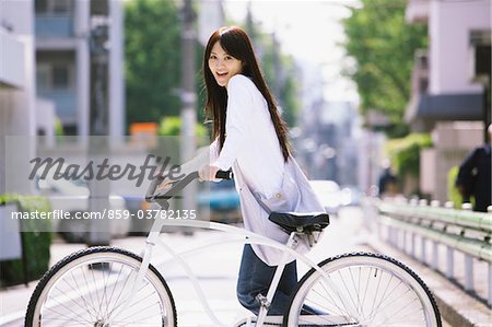 Debout femme jeune japonaise tenue cycliste