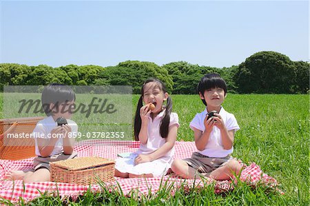 Enfants japonais manger ensemble dans le parc