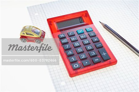 Calculatrice, stylo, papier quadrillé et voiture jouet Calculatrice, stylo, papier quadrillé et voiture jouet