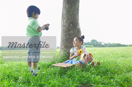 Fille et garçon bénéficiant d'ensemble dans le parc