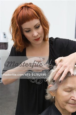 Styliste pour couper les cheveux de la femme âgée