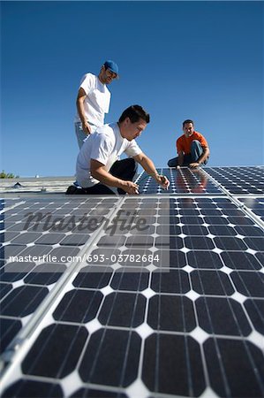 Un groupe d'hommes qui travaillaient sur le solaire panneaux