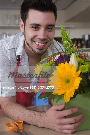Florist steht mit Sonnenblume Anordnung