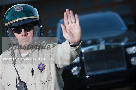 Patrouille Offizier stoppt Verkehr, Polizei-Eskorte