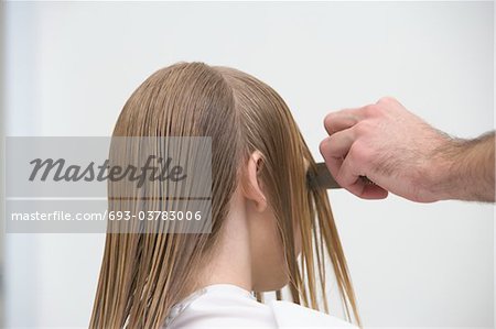 Kämmen ein Womans nasse Haar in die Friseure