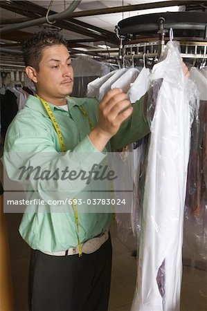 Mann arbeitet in den Waschsalon