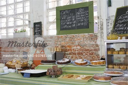 Assistant de restauration se trouve dans la zone de service de cantine