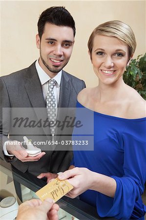 Un homme et une femme qui travaillait dans un magasin de bijoux de luxe