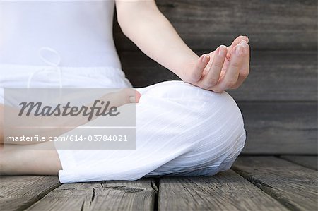 Frauen im Lotussitz während yoga