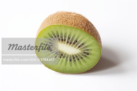 Eine halbe Kiwi auf weißem Hintergrund