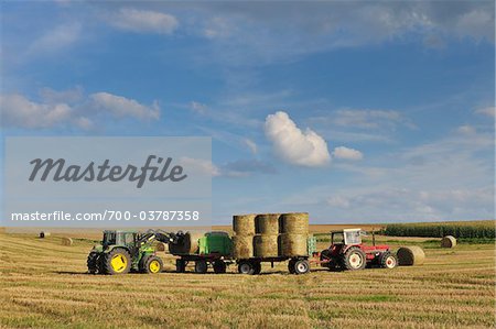 Tracteur empilage de balles de foin, Reinheim, Hesse, Allemagne