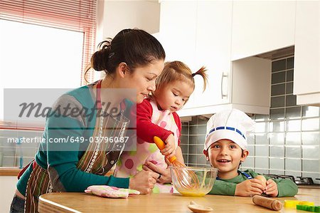 Mutter mit Kindern in der Küche kochen