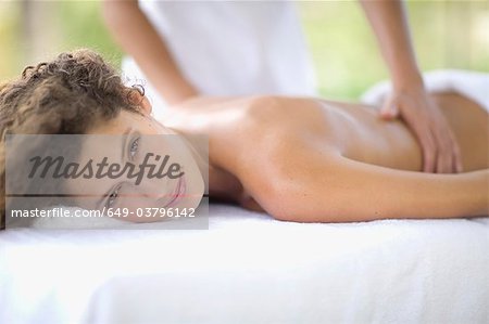 Femme ayant un massage
