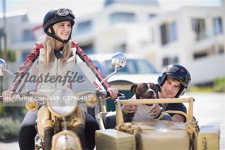 Couple chevauchant une moto