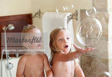 Bruder und Schwester im Bad, Blasen