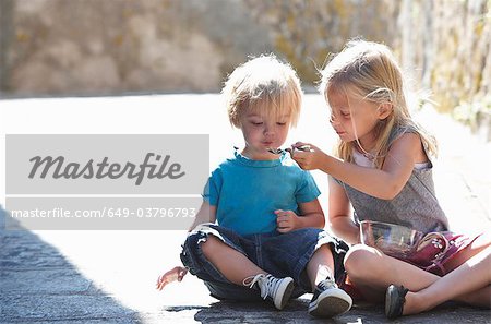 Bruder und Schwester mit einen snack