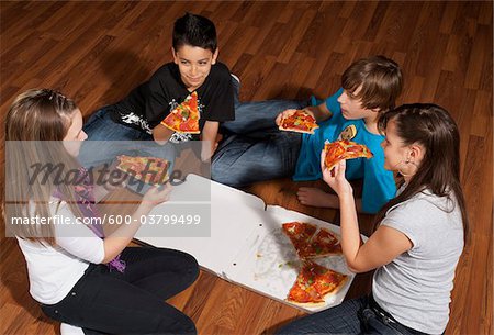 Enfants manger Pizza