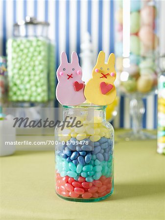 Gummibärchen in Glas mit Ostern Dekorationen