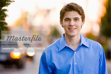 Porträt des jungen Geschäftsmann auf stehend auf Straße