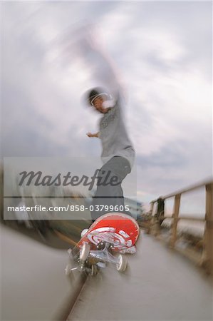 Jeune homme adulte planche à roulettes