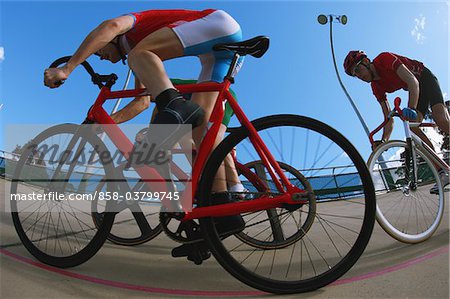 Cyclistes de course sur le Vélodrome