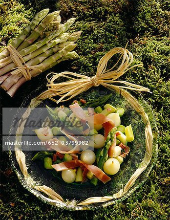 Asparagus with small onions and raw ham
